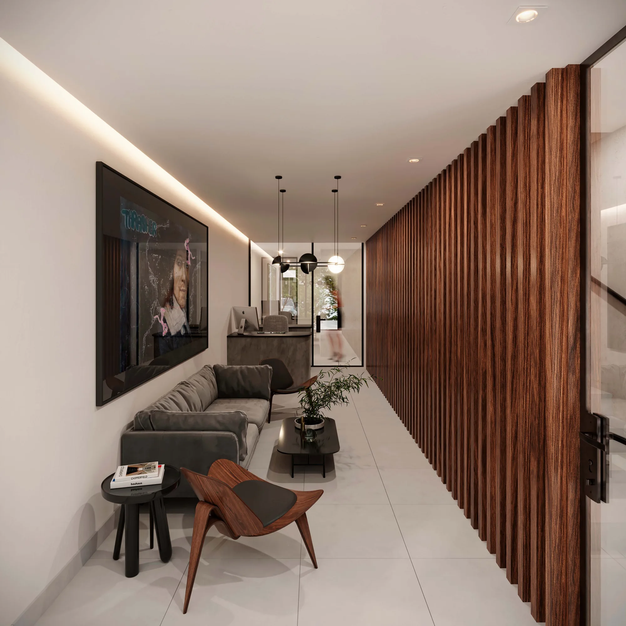 Recepción de doble altura con escalera, plantas y sillones